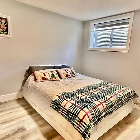 Cozy Private Suite With Separate Entrance & Free Parking-3
